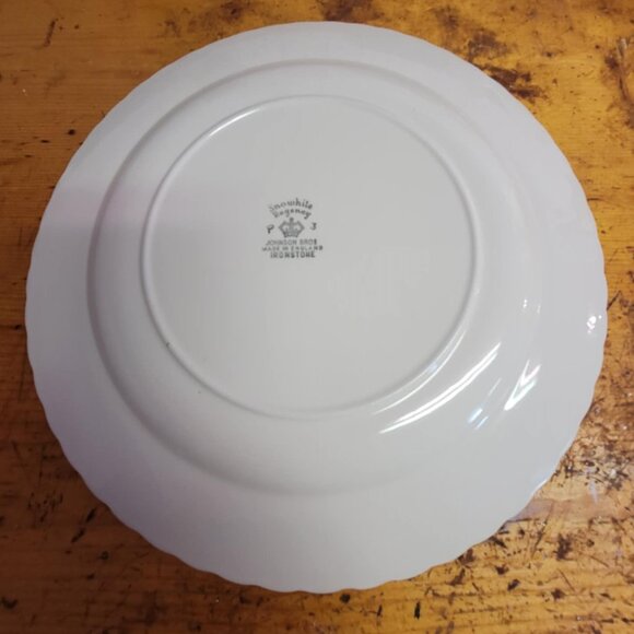 Johnson Brothers Regency Snow White Swirl Plate 10" - Picture 2 of 2